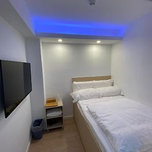 Deluxe Double Room Shower